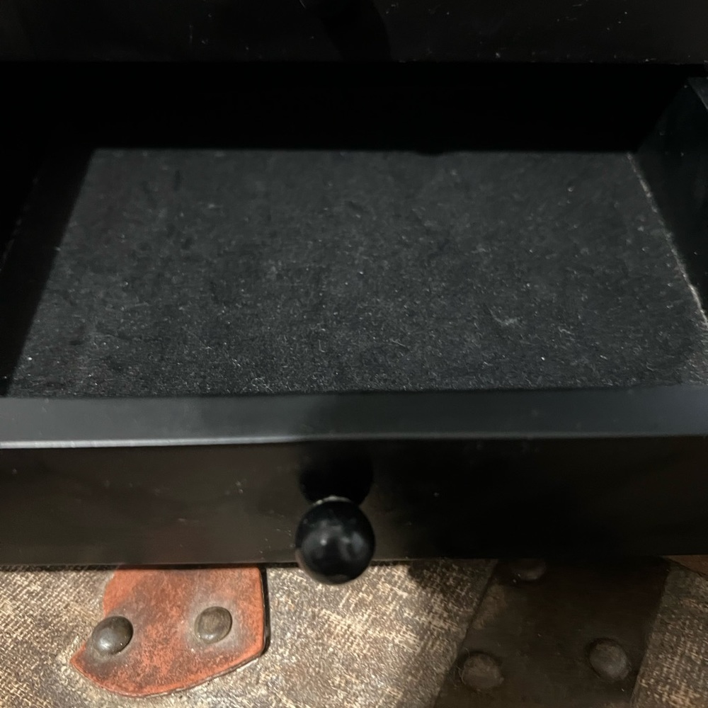 Gently Used Women’s Jewelry Box!! Top storage and photo opening. - Picture 6 of 12